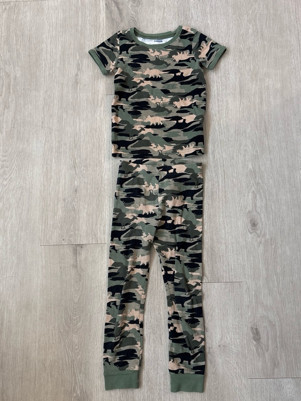 Old Navy camouflage dinosaur kids pajamas set size 5t